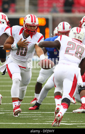 University Park, TX, USA. 5Th Oct, 2013. 5 octobre 2013 : Rutgers Scarlet Knights quarterback Gary Nova (10) les mains hors de Rutgers Scarlet Knights d'utiliser de nouveau savon Huggins (28)au cours de la première moitié d'un match de football NCAA college quand SMU a accueilli à Rutgers Gerald J. Ford Stadium à University Park, TX. Neil Fonville/CSM/Alamy Live News Banque D'Images
