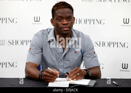 Louis Saha du joueur de Tottenham Hotspur est titulaire d'une copie de sa nouvelle autobiographie, pensant à l'intérieur de la boîte : réflexions sur la vie que Banque D'Images