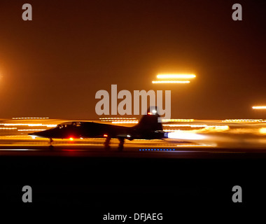 Un US Air Force un T-38A Talon avions décolle dans un flou de nuit à Sheppard Air Force Base, 17 septembre 2013 à Wichita Falls, au Texas. Banque D'Images