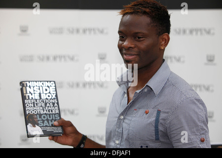 Louis Saha du joueur de Tottenham Hotspur est titulaire d'une copie de sa nouvelle autobiographie, pensant à l'intérieur de la boîte : réflexions sur la vie que Banque D'Images