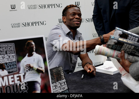 Louis Saha du joueur de Tottenham Hotspur est titulaire d'une copie de sa nouvelle autobiographie, pensant à l'intérieur de la boîte : réflexions sur la vie que Banque D'Images