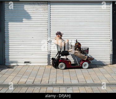 Un homme en scooter de mobilité, Shoreham sur mer. Photo par Julie Edwards Banque D'Images