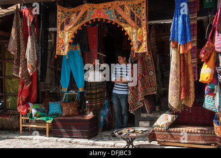 Un jeune homme se dresse à l'entrée de sa boutique, l'attente pour les clients le 26 juin 2009 à Sarajevo, Bosnie-Herzégovine Banque D'Images