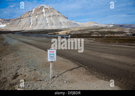 Panneau d'avertissement de l'ours polaire à Ny-Ålesund, Spitsbergen, Svalbard, archipel Arctique norvégien Banque D'Images