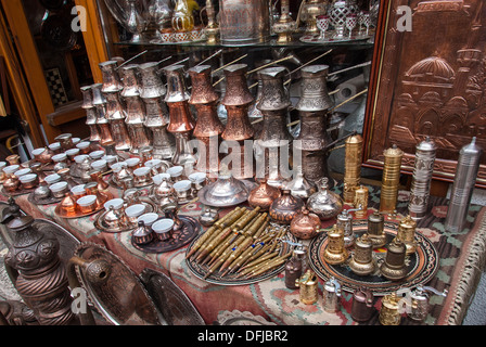 Le cuivre et le laiton de souvenirs à vendre dans le vieux marché de Sarajevo, Bosnie-Herzégovine Banque D'Images