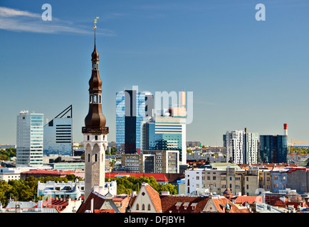 Skyline de Tallinn, Estonie avec la vieille ville et la nouvelle ville. Banque D'Images