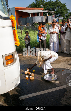 Puja exécuté pour le Sri Sathya Sai Baba comme bus de l'hôpital mobile il arrive à un village de l'Inde rurale. L'Andhra Pradesh, Inde Banque D'Images