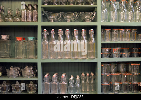 Un affichage des conteneurs de stockage en verre clair à la Eddy à 889 Broadway dans Lower Manhattan, New York City Banque D'Images