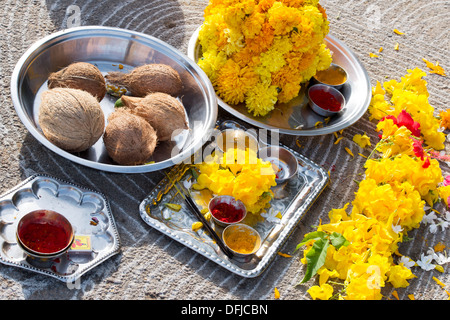 Les fruits et les fleurs et sur les offres de puja hindoue Indian Road. L'Andhra Pradesh, Inde Banque D'Images