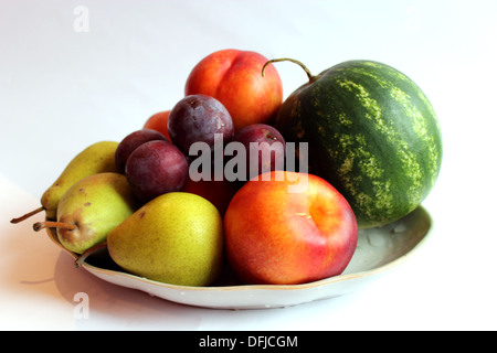 Still Life à partir de différents fruits pastèque, poires, nectarines et pluma Banque D'Images