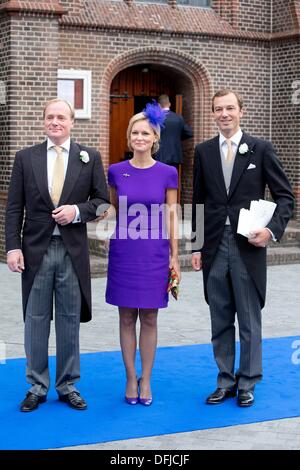 Apeldoorn, aux Pays-Bas. 5Th Oct, 2013. (L-R) Prince Carlos Bourbon-parme, sa sœur La Princesse Maria-Carolina et son mari Albert Brenninkmeijer assister au mariage du Prince Jaime de Bourbon de Parme et Victoria Cservenyak à la Onze Lieve Vrouwe dix Hemelopening (église Assomption de Notre-Dame church) à Apeldoorn, aux Pays-Bas, le 5 octobre 2013. Photo : Patrick van Katwijk/dpa/Alamy Live News Banque D'Images