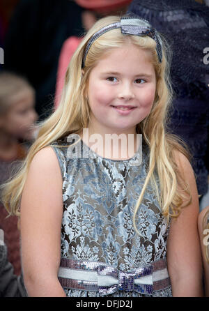 Apeldoorn, aux Pays-Bas. 5Th Oct, 2013. La princesse Amalia des Pays-Bas assiste au mariage du Prince Jaime de Bourbon de Parme et Victoria Cservenyak à la Onze Lieve Vrouwe dix Hemelopening (église Assomption de Notre-Dame church) pour son mariage avec Victoria Cservenyak à Apeldoorn, aux Pays-Bas, le 5 octobre 2013. Photo : Patrick van Katwijk/dpa/Alamy Live News Banque D'Images