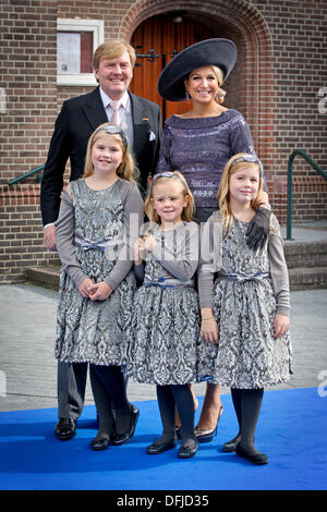 Apeldoorn, aux Pays-Bas. 5Th Oct, 2013. Le roi Willem-Alexander et Maxima La Reine, la princesse Amalia (L), La Princesse Alexia (R) et de la princesse des Pays-Bas Ariane assister au mariage du Prince Jaime de Bourbon de Parme et Victoria Cservenyak à la Onze Lieve Vrouwe dix Hemelopening (église Assomption de Notre-Dame church) à Apeldoorn, aux Pays-Bas, le 5 octobre 2013. Photo : Patrick van Katwijk/dpa/Alamy Live News Banque D'Images