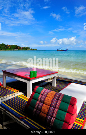 Détendez-vous sur coussins triangle thaïlandais à Wong Duan Beach, Koh Samet island, Thaïlande Banque D'Images