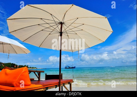 Détendez-vous sur coussins triangle thaïlandais à Wong Duan Beach, Koh Samet island, Thaïlande Banque D'Images