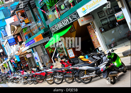 Les cycles à moteur à la location à Ville Sai Kaew dans Koh Samet island, Thaïlande Banque D'Images