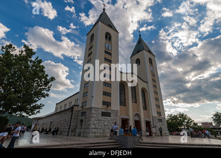 Les hommes et les femmes non identifiées visiter le Saint James Church le 13 juin 2009 à Medjugorje, Bosnie et Herzégovine Banque D'Images