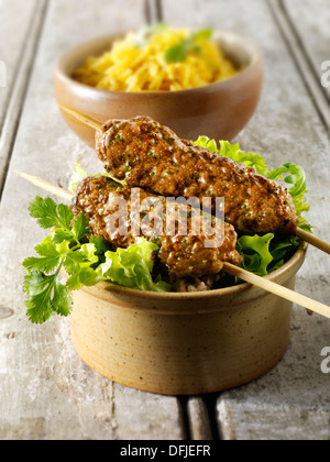 Les brochettes avec du riz pilaf Kofta Banque D'Images