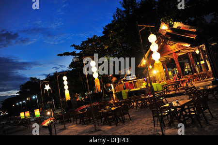 Îles et plages de la Thaïlande - salle à manger sur la plage de Sai Kaew beach, Koh Samui, Thaïlande Banque D'Images