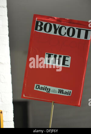 Kensington, London, UK. 6 octobre 2013. Les protestataires holding bannières et écouter les discours à l'extérieur du Daily Mail bureaux. Crédit : Matthieu Chattle/Alamy Live News Banque D'Images