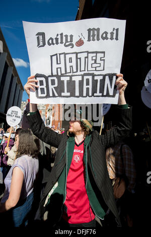 Kensington, London, UK . 06 Oct, 2013. Les gens de protestation devant les bureaux du Daily Mail sur la façon négative elle dépeint fier UK institutions telles que l'enseignement et les soins infirmiers. Les gens sur les avantages sociaux, les travailleurs du secteur public, et les syndicats. Une signature 20 000 a aussi été donné à partir de la somme de groupe. Crédit : La Farandole Stock Photo/Alamy Live News Banque D'Images