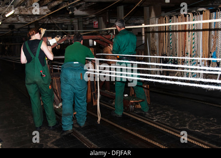 MEDWAY CHATHAM DOCKYARD HISTORIQUE ; ; ; ; CORDERIE VICTORIEN PRÉPARER LES BRINS pour tordre Banque D'Images