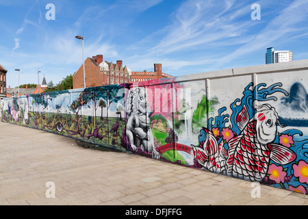 Peinture murale sur une clôture en bois autour d'un chantier à Wolverhampton Banque D'Images