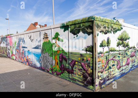 Peinture murale sur une clôture en bois autour d'un chantier à Wolverhampton Banque D'Images