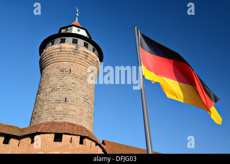 Drapeau allemand vole à Château de Nuremberg à Nuremberg, Allemagne. Banque D'Images