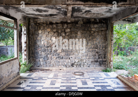 Bâtiment colonial français abandonnés à Kep, au Cambodge. Banque D'Images