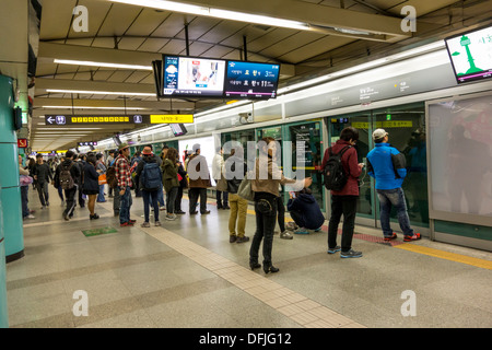 Dans la file d'attente de passagers dans la plate-forme de la station de métro, Séoul, Corée Banque D'Images