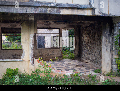 Bâtiment colonial français abandonnés à Kep, au Cambodge. Banque D'Images