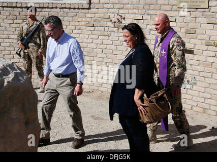 , Afghansitan Kunduz. 06 Oct, 2013. Le ministre allemand de la Défense Thomas de Maizière (2L) présente ses respects à un mémorial pour les soldats tués avec Tanja Menz (C), dont le fils a été tué pendant sa Konstantin service en Afghanistan, après la cérémonie de transfert d'une base allemande de forces armées afghanes à Kunduz , Afghansitan, 06 octobre 2013. Des soldats de la réserve allemande de l'International Security Assistance Force (ISAF) se retirent de leur base à Kunduz et le camp sera utilisé par l'Armée nationale afghane (ANA) et de l'Afghan National Civil Order Police (ANCOP).Photo : FABRIZIO BENSCH /Re... Banque D'Images