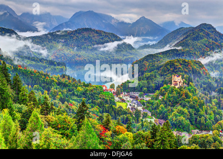 Jour brumeux dans les Alpes bavaroises près de Füssen, Allemagne. Banque D'Images