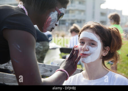 Ashbury, New Jersey, USA. 05Th Oct, 2013. Le Thw New Jersey Zombies à pied créé en 2008. Elle détenait le record mondial Guinness pour le plus grand rassemblement de zombies, avec un nombre de 4 093 zombies, depuis 2009. Ce record est tombé officiellement 8 027 zombies à les Villes Jumelles Zombie Pub Crawl dans le Minnesota en 2012. Cette année, 5 octobre, 2013, ce Record Guinnes a été mordu avec plus de 10000 zombies et retournés au Ashbury, New Jersey. Crédit : Alex Potemkin/Alamy Live News Banque D'Images