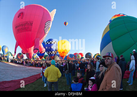 Albuquerque, NM, USA. 5Th Oct, 2013. . Premier jour de l'ascension à l'Albuquerque International Balloon Fiesta le samedi 5 octobre 2013. Albuquerque, Nouveau Mexique, USA. Credit : Christina Kennedy/Alamy Live News Banque D'Images