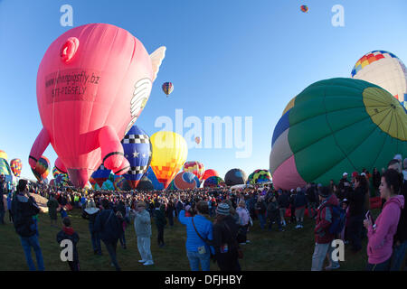 Albuquerque, NM, USA. 5Th Oct, 2013. . Premier jour de l'ascension à l'Albuquerque International Balloon Fiesta le samedi 5 octobre 2013. Albuquerque, Nouveau Mexique, USA. Credit : Christina Kennedy/Alamy Live News Banque D'Images