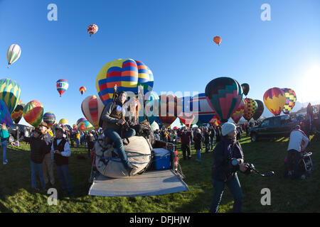 Albuquerque, NM, USA. 5Th Oct, 2013. . Un homme et une femme s'asseoir sur un ballon d'équipement dans un camion tout en regardant monter les ballons, premier jour de l'ascension à l'Albuquerque International Balloon Fiesta le samedi 5 octobre 2013. Albuquerque, Nouveau Mexique, USA. Credit : Christina Kennedy/Alamy Live News Banque D'Images