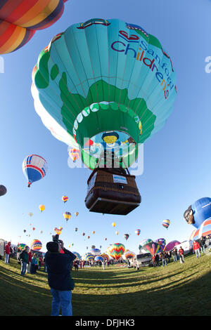 Albuquerque, NM, USA. 5Th Oct, 2013. . Photographies d'un homme un ballon de monter au ciel, le premier jour de l'ascension à l'Albuquerque International Balloon Fiesta le samedi 5 octobre 2013. Albuquerque, Nouveau Mexique, USA. Credit : Christina Kennedy/Alamy Live News Banque D'Images