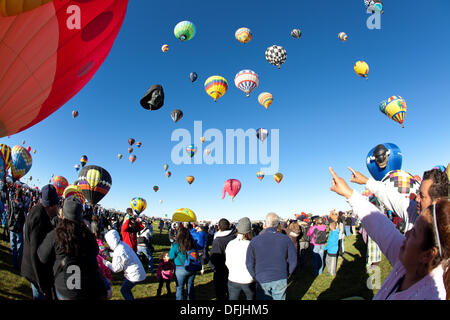 Albuquerque, NM, USA. 5Th Oct, 2013. . Point de spectateurs à une variété de ballons dans le ciel, premier jour de l'ascension à l'Albuquerque International Balloon Fiesta le samedi 3 octobre 2013. Albuquerque, Nouveau Mexique, USA. Credit : Christina Kennedy/Alamy Live News Banque D'Images