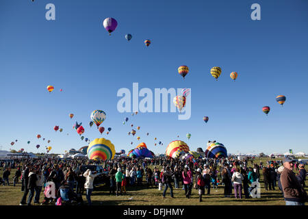 Albuquerque, NM, USA. 5Th Oct, 2013. . Premier jour de l'ascension à l'Albuquerque International Balloon Fiesta le samedi 5 octobre 2013. Albuquerque, Nouveau Mexique, USA. Credit : Christina Kennedy/Alamy Live News Banque D'Images