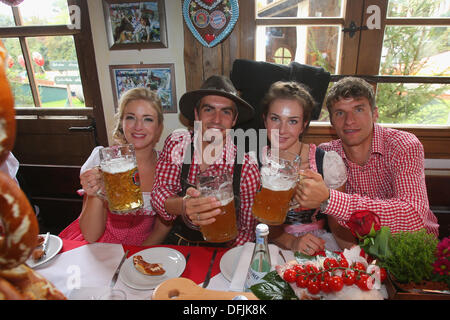 MUNICH, ALLEMAGNE - 06 OCTOBRE : Philipp Lahm de Bayern Muenchen participe avec sa femme Claudia Lahm et Thomas Mueller (R) avec son épouse Lisa Mueller (2e R) l'Oktoberfest 2013 Kaefers Wiesenschaenke au festival de la bière le 6 octobre 2013 à Munich, Allemagne. Credit : kolvenbach/Alamy Live News Banque D'Images