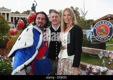 MUNICH, ALLEMAGNE - 06 OCTOBRE : Bastian Schweinsteiger (C) de Bayern Muenchen pose avec Sarah Brandner et double de l'ancien Roi Bavarois Ludiwig 2e en face de l'ensemble de la Bavière, une statue en bronze moulé sable monumentale datant du 19ème siècle statue et le Hall of Fame (Ruhmeshalle) au cours de l'Oktoberfest 2013 Kaefers Wiesenschaenke au festival de la bière le 6 octobre 2013 à Munich, Allemagne. La Bavière est la personnification féminine de la patrie bavaroise et, par extension, sa force et sa gloire. Credit : kolvenbach/Alamy Live News Banque D'Images