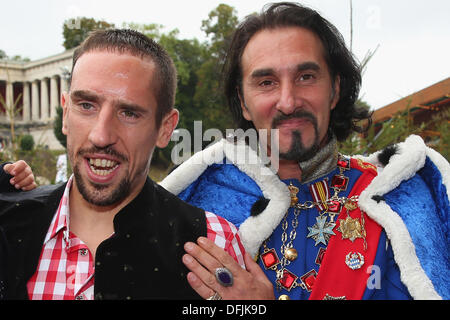 MUNICH, ALLEMAGNE - 06 OCTOBRE : Franck Ribéry du Bayern Muenchen pose avec un double de l'ancien Roi Bavarois Ludiwig 2e en face de l'ensemble de la Bavière, une statue en bronze moulé sable monumentale datant du 19ème siècle statue et le Hall of Fame (Ruhmeshalle) au cours de l'Oktoberfest 2013 Kaefers Wiesenschaenke au festival de la bière le 6 octobre 2013 à Munich, Allemagne. La Bavière est la personnification féminine de la patrie bavaroise et, par extension, sa force et sa gloire. Credit : kolvenbach/Alamy Live News Banque D'Images
