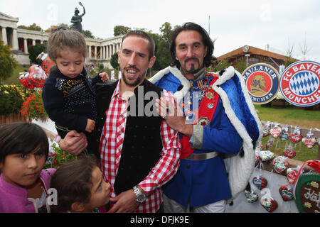 MUNICH, ALLEMAGNE - 06 OCTOBRE : Franck Ribéry du Bayern Muenchen pose avec un double de l'ancien Roi Bavarois Ludiwig 2e en face de l'ensemble de la Bavière, une statue en bronze moulé sable monumentale datant du 19ème siècle statue et le Hall of Fame (Ruhmeshalle) au cours de l'Oktoberfest 2013 Kaefers Wiesenschaenke au festival de la bière le 6 octobre 2013 à Munich, Allemagne. La Bavière est la personnification féminine de la patrie bavaroise et, par extension, sa force et sa gloire. Credit : kolvenbach/Alamy Live News Banque D'Images