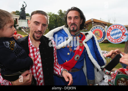 MUNICH, ALLEMAGNE - 06 OCTOBRE : Franck Ribéry du Bayern Muenchen pose avec un double de l'ancien Roi Bavarois Ludiwig 2e en face de l'ensemble de la Bavière, une statue en bronze moulé sable monumentale datant du 19ème siècle statue et le Hall of Fame (Ruhmeshalle) au cours de l'Oktoberfest 2013 Kaefers Wiesenschaenke au festival de la bière le 6 octobre 2013 à Munich, Allemagne. La Bavière est la personnification féminine de la patrie bavaroise et, par extension, sa force et sa gloire. Credit : kolvenbach/Alamy Live News Banque D'Images