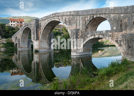 Le vieux pont de pierre à Trebinje, Bosnie et Herzégovine Banque D'Images
