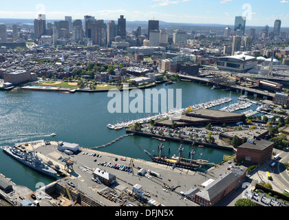Photo aérienne de l'USS Constitution, le USS Cassin Young, le Charlestown Navy Yard et la ville de Boston le 25 septembre 2013 à Charleston, MA. Banque D'Images