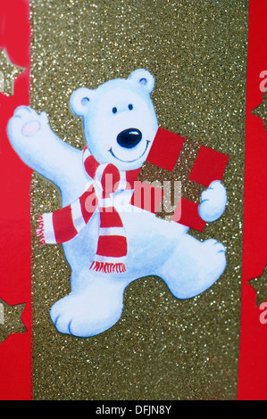 Nouveauté Fun bear danse avec un cadeau de Noël dans le temps des fêtes sur une carte de Noël Banque D'Images