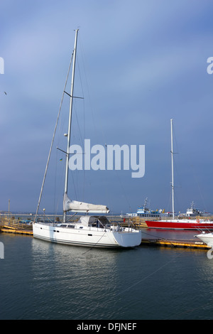 Yacht à voile blanc sur une ancre dans le port Banque D'Images